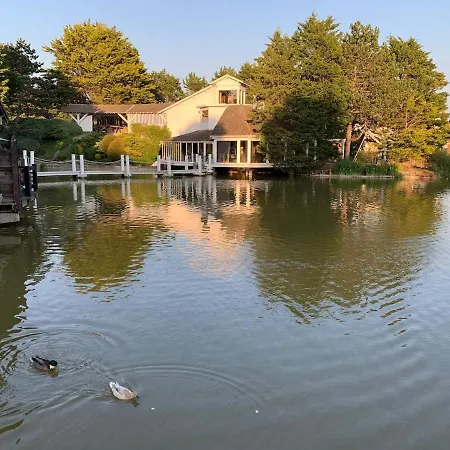 Large Lakeside House - Mayvillage Hébergement de vacances *