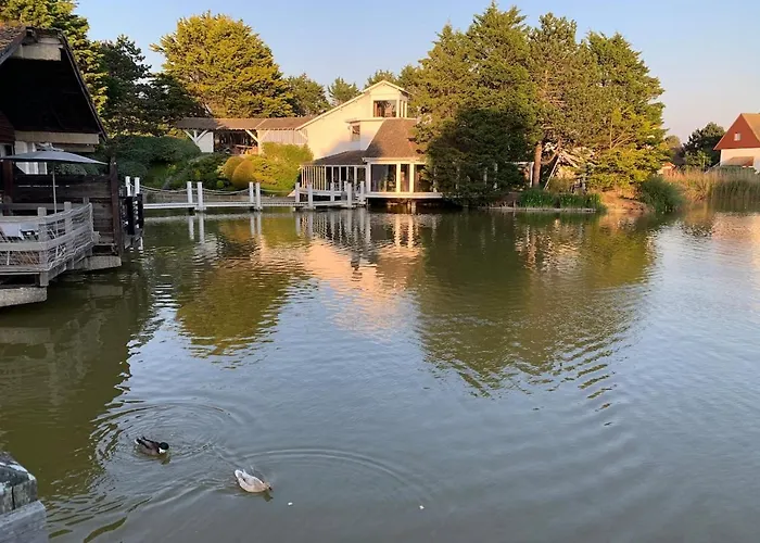 Large Lakeside House - Mayvillage Tatil Evi *