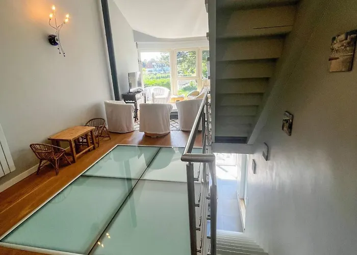 Large Lakeside House - Mayvillage *