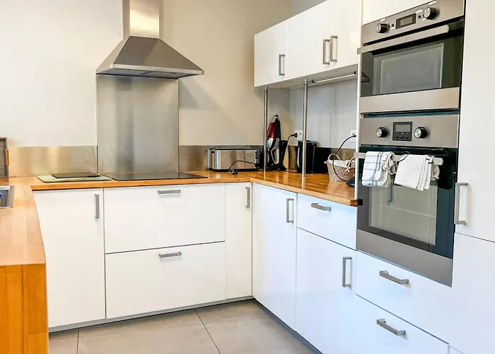 Large Lakeside House - Mayvillage