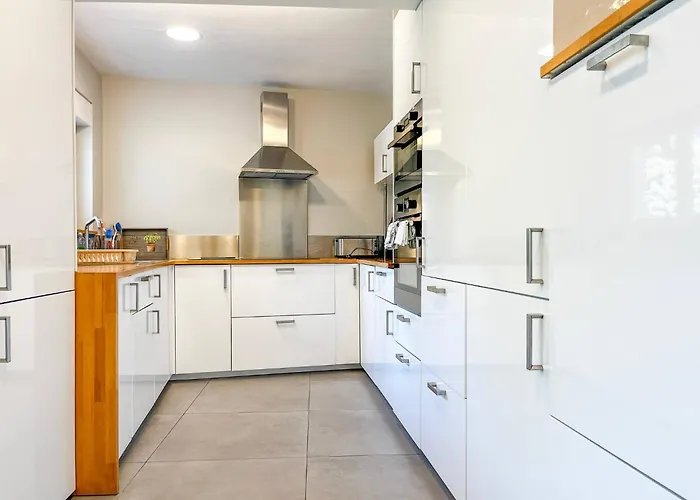 Large Lakeside House - Mayvillage Tatil Evi *