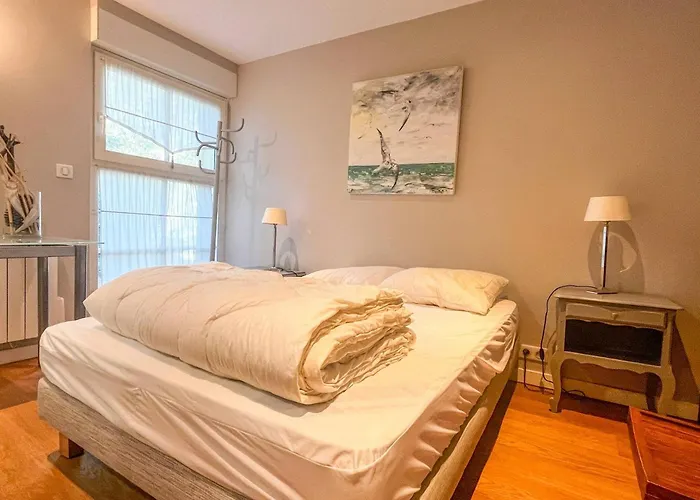 Large Lakeside House - Mayvillage *