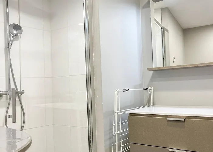 Large Lakeside House - Mayvillage