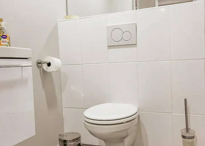 Large Lakeside House - Mayvillage *