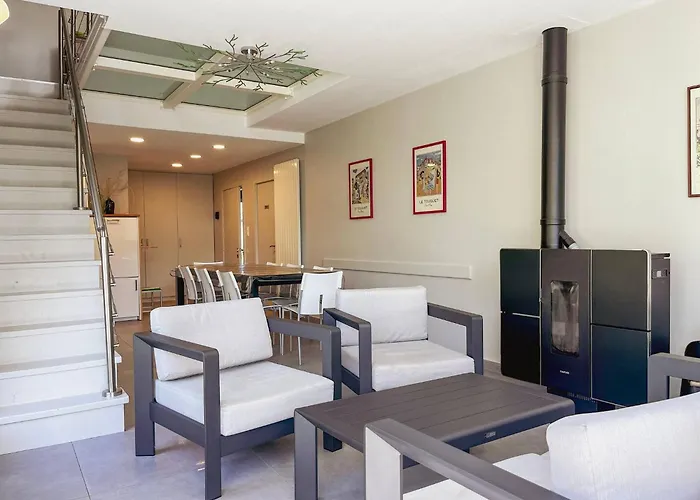 Large Lakeside House - Mayvillage Tatil Evi