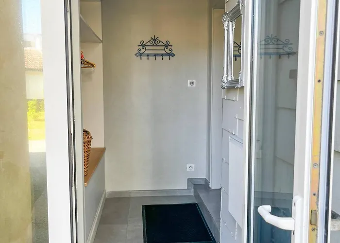 Large Lakeside House - Mayvillage *