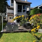 Large Lakeside House - Mayvillage בית נופש *