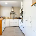 Large Lakeside House - Mayvillage בית נופש *