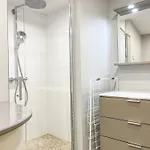 Large Lakeside House - Mayvillage בית נופש
