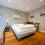 Large Lakeside House - Mayvillage בית נופש