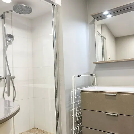 Large Lakeside House - Mayvillage