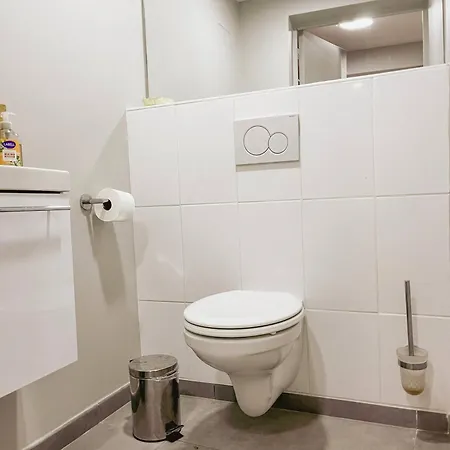 Large Lakeside House - Mayvillage *