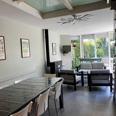 Large Lakeside House - Mayvillage Nyaraló *