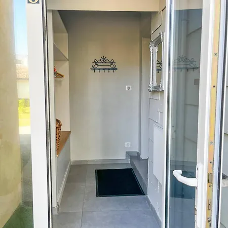 Large Lakeside House - Mayvillage *