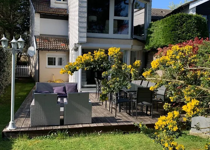 Large Lakeside House - Mayvillage Prázdninový dům *